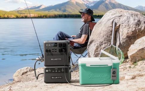 Estación de energía portátil Bluetti alimentando una nevera eléctrica en plena naturaleza