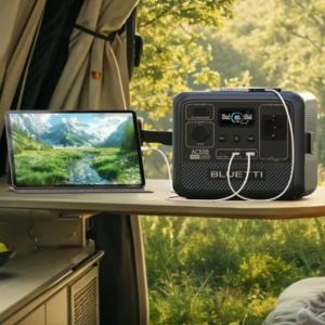 Estación portátil Bluetti cargando una tableta y un móvil en el interior de una autocaravana