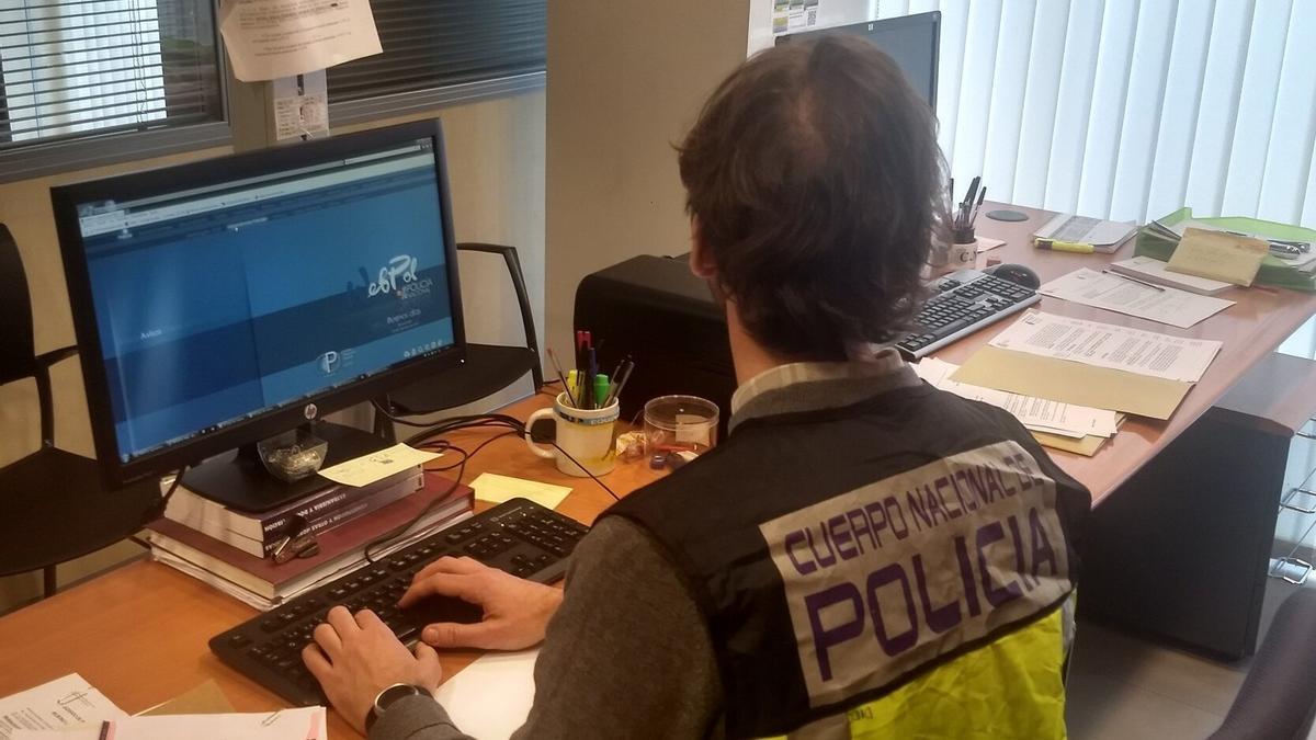 Un agente de la Brigada Provincial de Policía Judicial, en la comisaría de Pamplona. Redaccion DNN