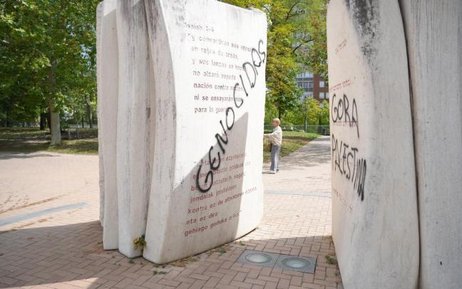Aparecen pintadas de "genocidas" y "Hamas mátalos" sobre la escultura en memoria de la comunidad judía en Vitoria DNA Desconocidos h