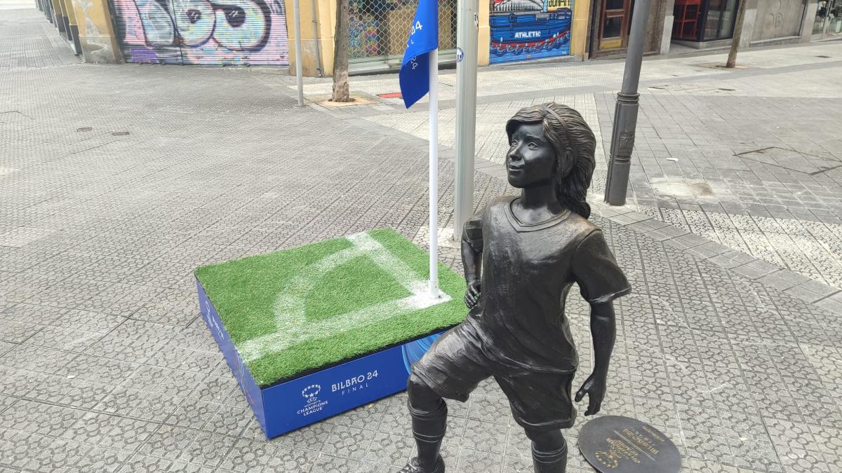 Estatua colocada junto a San Mamés con motivo de la disputa de la final de la Champions League femenina | ONDA VASCA