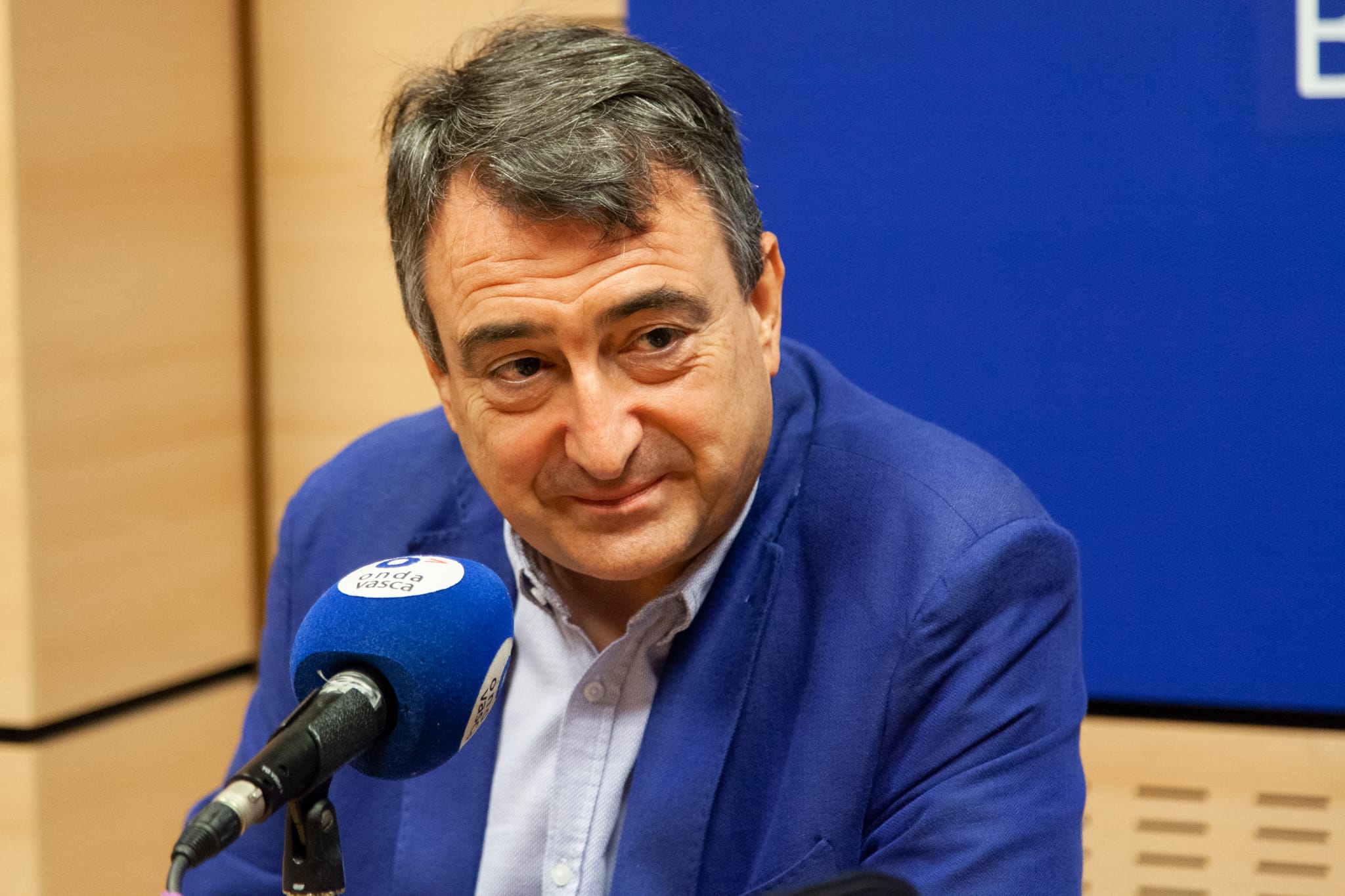 Aitor Esteban en los estudios de Onda Vasca