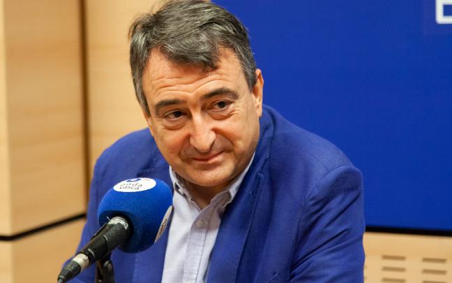 Aitor Esteban en los estudios de Onda Vasca