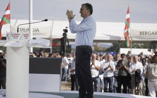 En imágenes: El Alderdi Eguna reúne a miles de jeltzales en un ambiente festivo. Miguel Acera