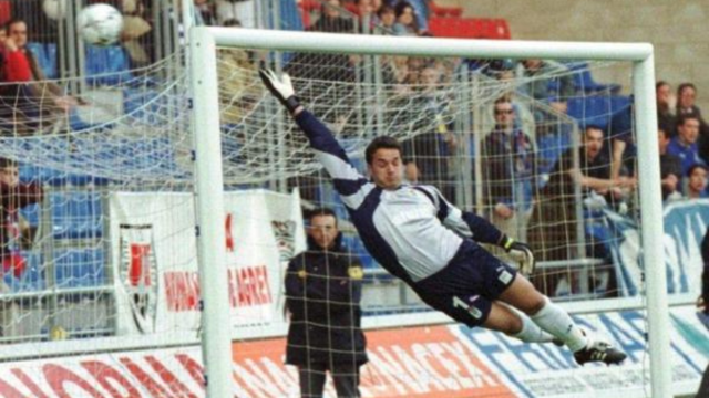Esteban Suárez realizando una parada en su primera etapa como portero del Real Oviedo. Foto: Real Oviedo
