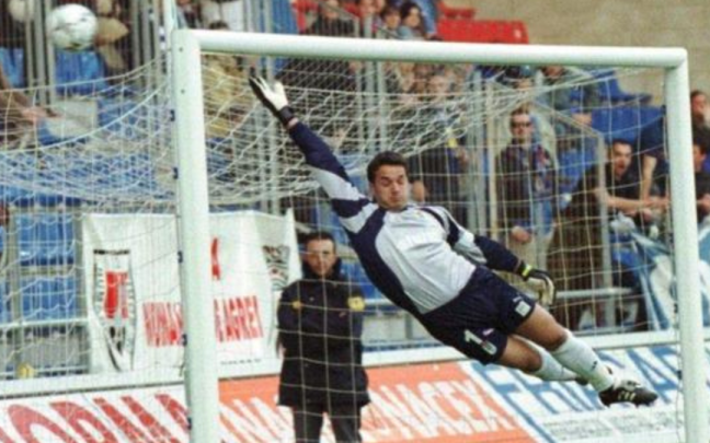 Esteban Suárez realizando una parada en su primera etapa como portero del Real Oviedo. Foto: Real Oviedo