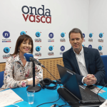 La presidenta de Eudel, Esther Apraiz con Txema Gutiérrez en los estudios de ONDA VASCA 