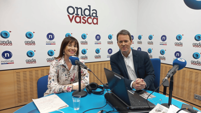 La presidenta de Eudel, Esther Apraiz con Txema Gutiérrez en los estudios de ONDA VASCA 