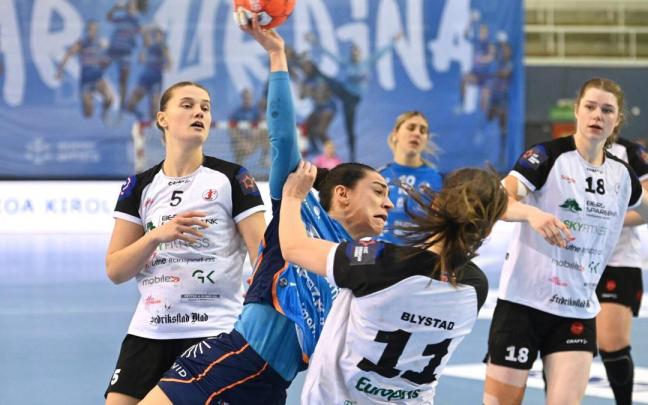 Esther Arrojeria, ante el Friedrikstad. PEDRO MARTÍNEZ