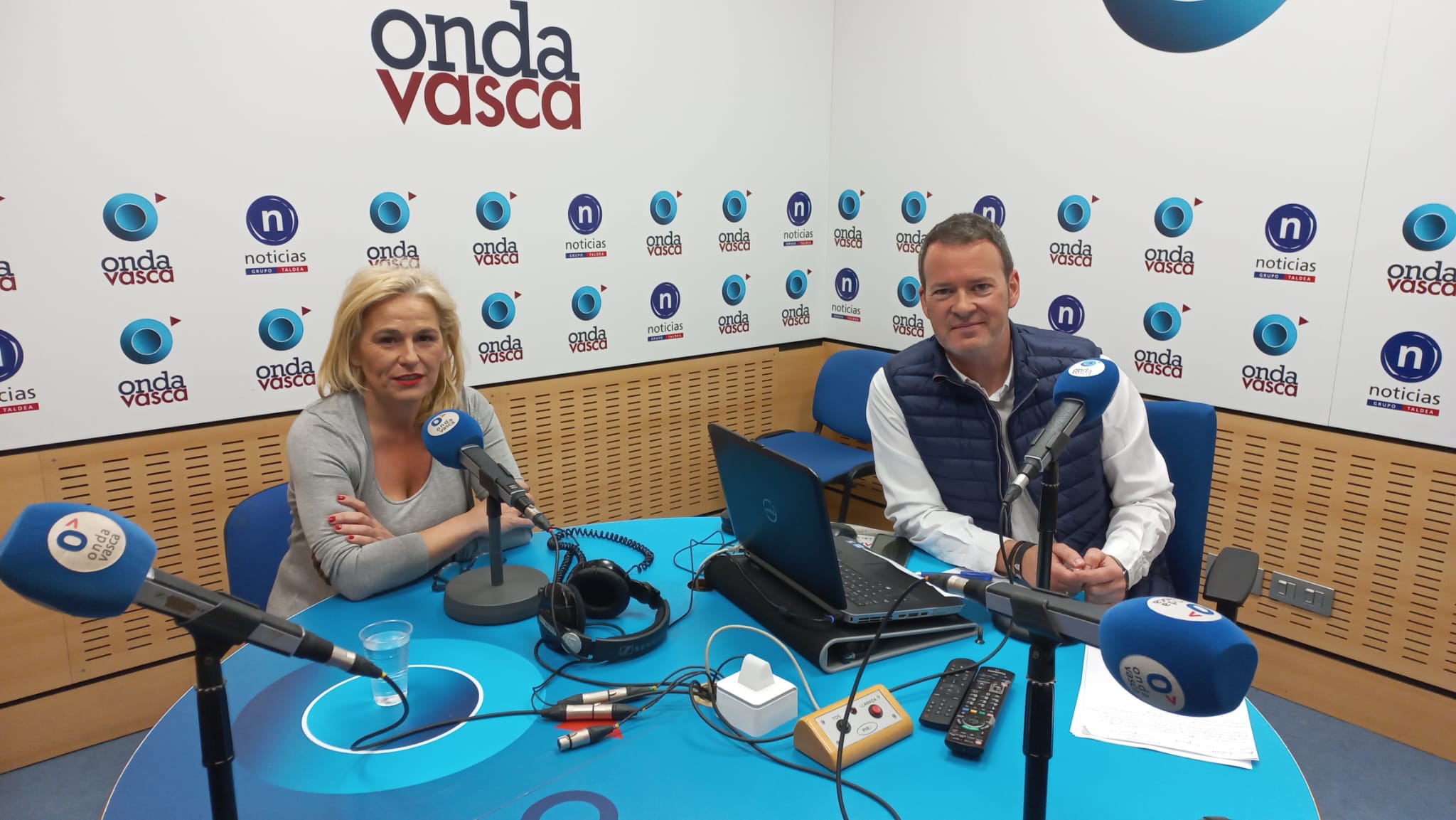 Esther Martínez en los estudios de ONDA VASCA 