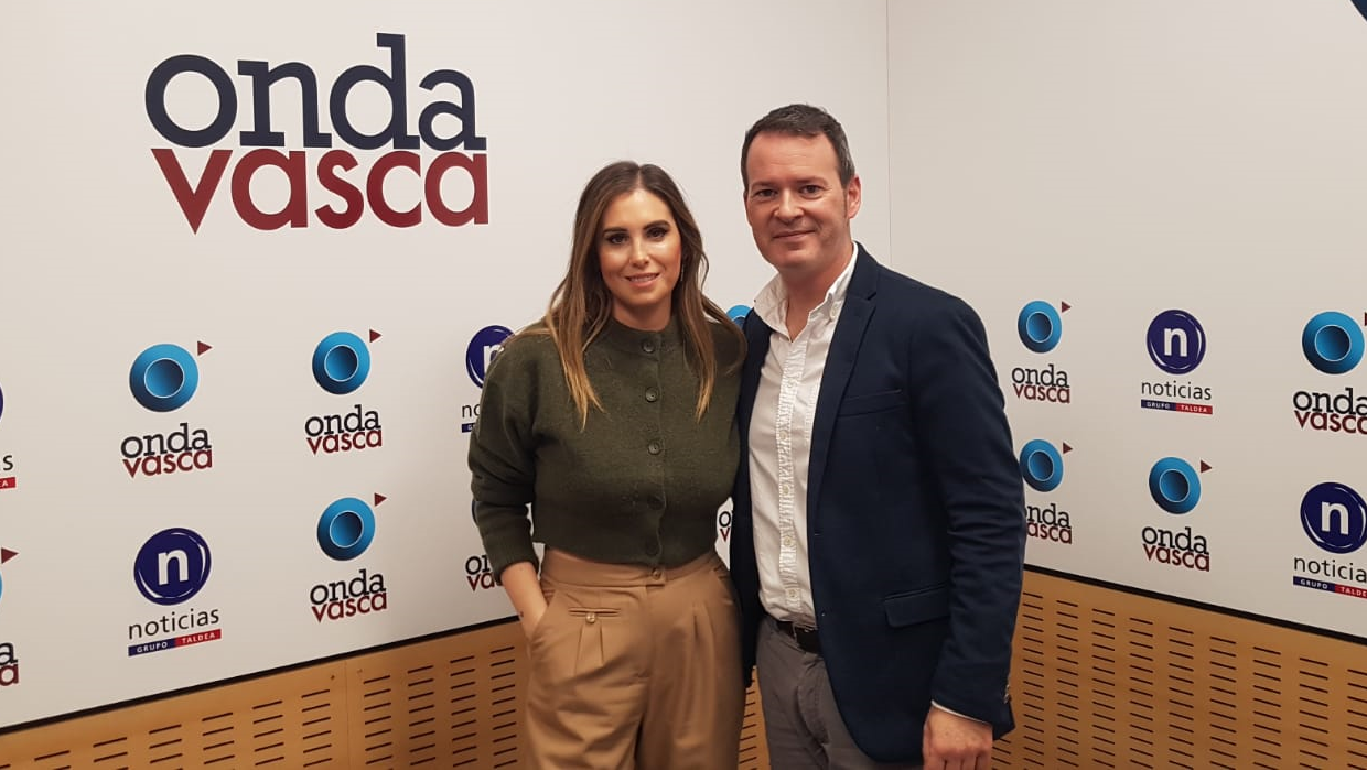 Esti Prieto, junto a Txema Gutiérrez, esta mañana en el estudio de Onda Vasca