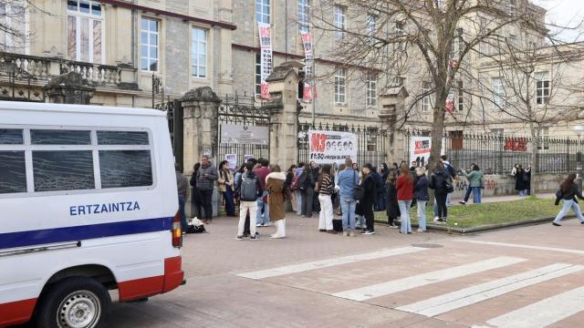 Desalojo de estudiantes en zona universitaria por botes de humo, este lunes. Pilar Barco