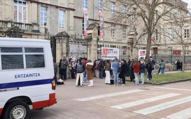 Desalojo de estudiantes en zona universitaria por botes de humo, este lunes. Pilar Barco