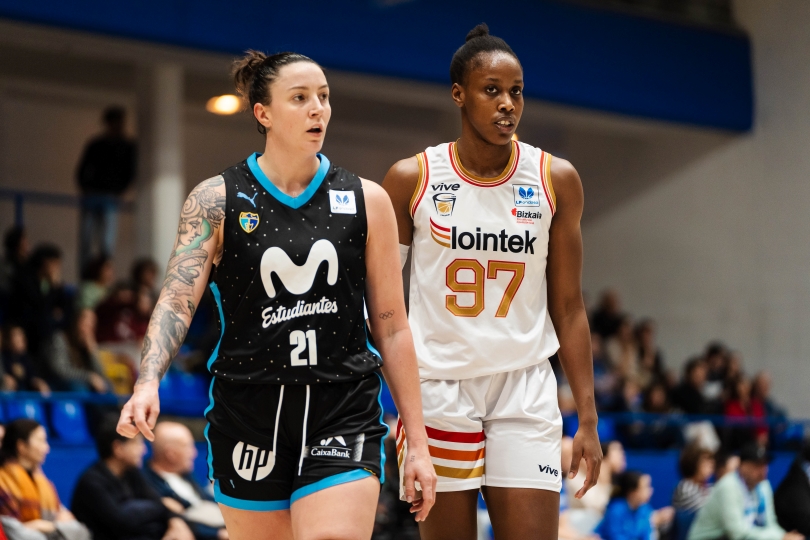 Imagen del último partidos jugado por Gernika Bizkaia, con Kendra Chery junto a una jugadora de Estudiantes