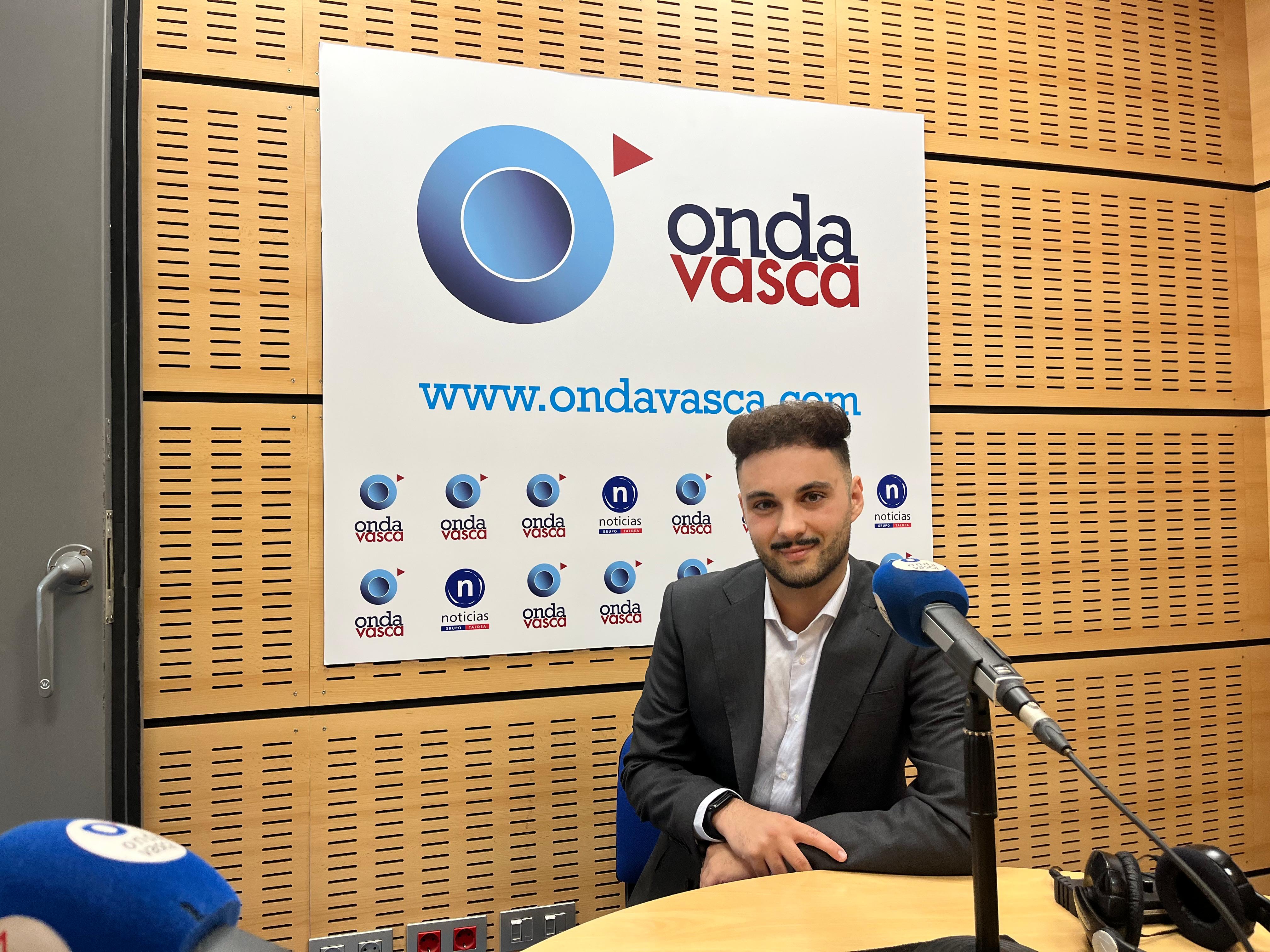 Etsain García en los estudios de Onda Vasca