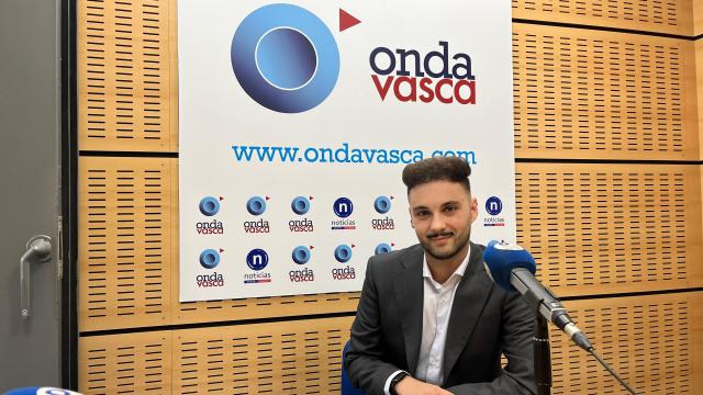 Etsain García en los estudios de Onda Vasca