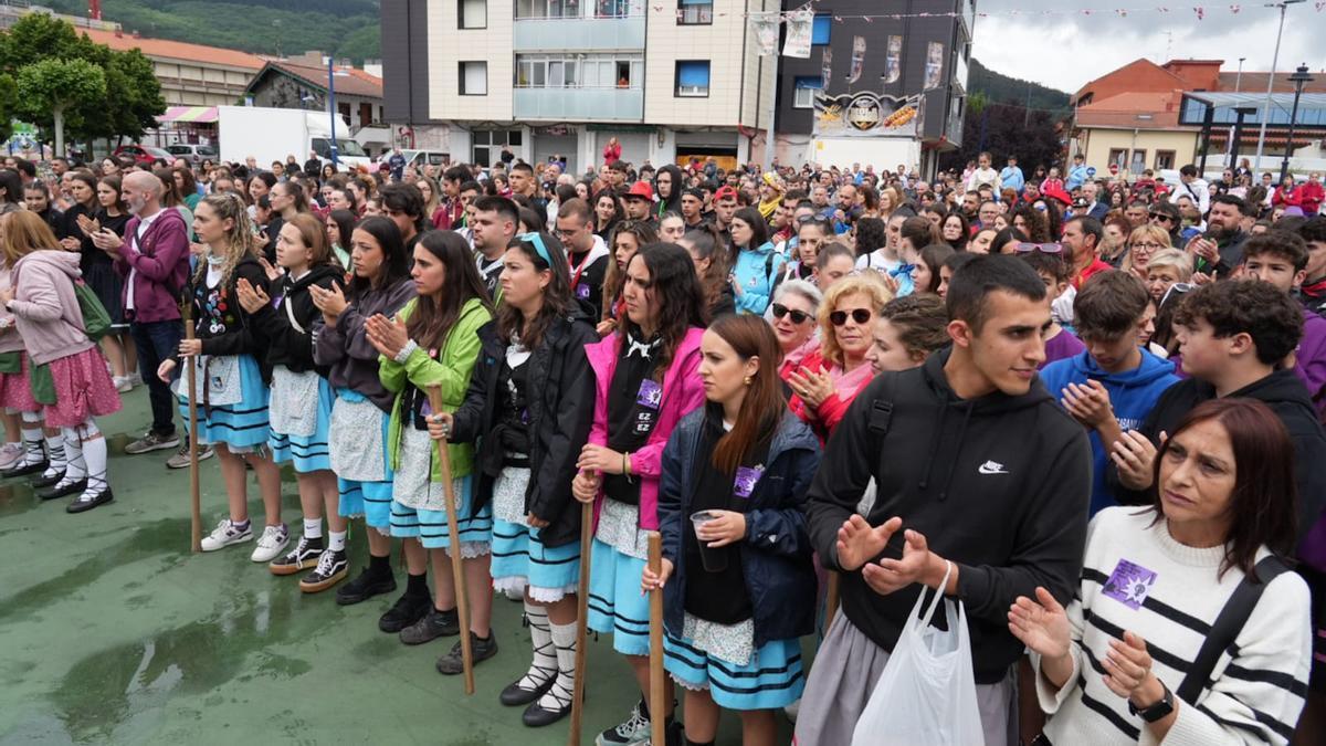 Etxebarri se ha echado a la calle para condenar la agresión. JOSÉ MARI MARTÍNEZ