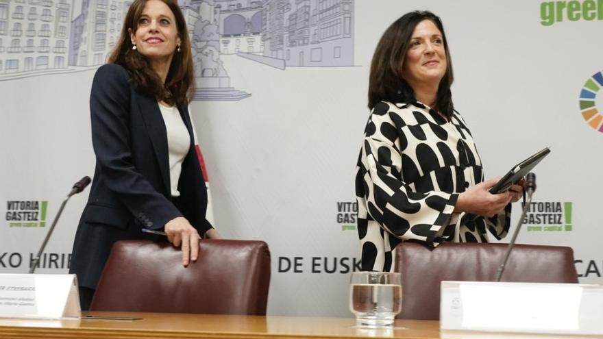 En imágenes: Maider Etxebarria (PSE) y Beatriz Artolazabal (PNV) analizan el acuerdo con EH Bildu en Vitoria ALEX LARRETXI