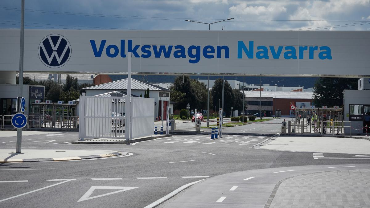 Vista de la puerta principal de Volkswagen Navarra. Foto: Eduardo Sanz - Europa Press
