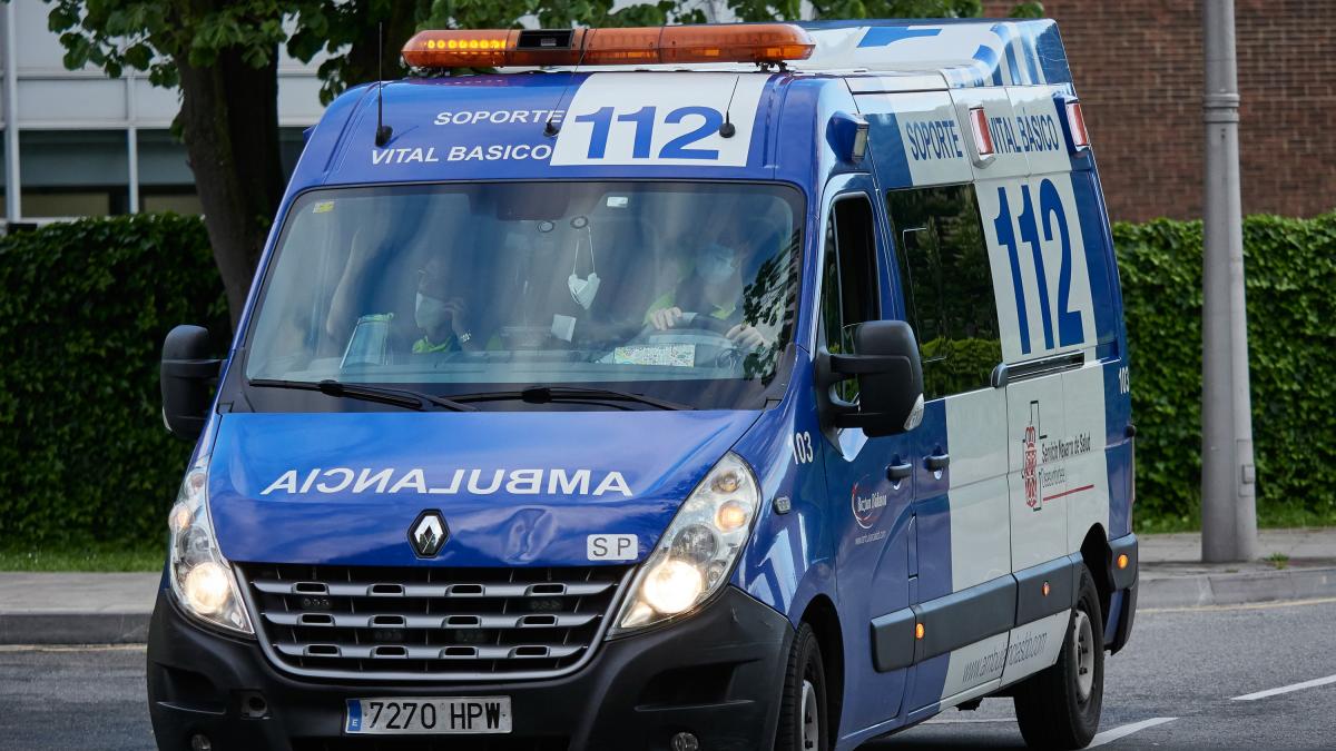 Imagen de archivo de una ambulancia entrando en el Hospital Universitario de Navarra. Foto: Eduardo Sanz / Europa Press