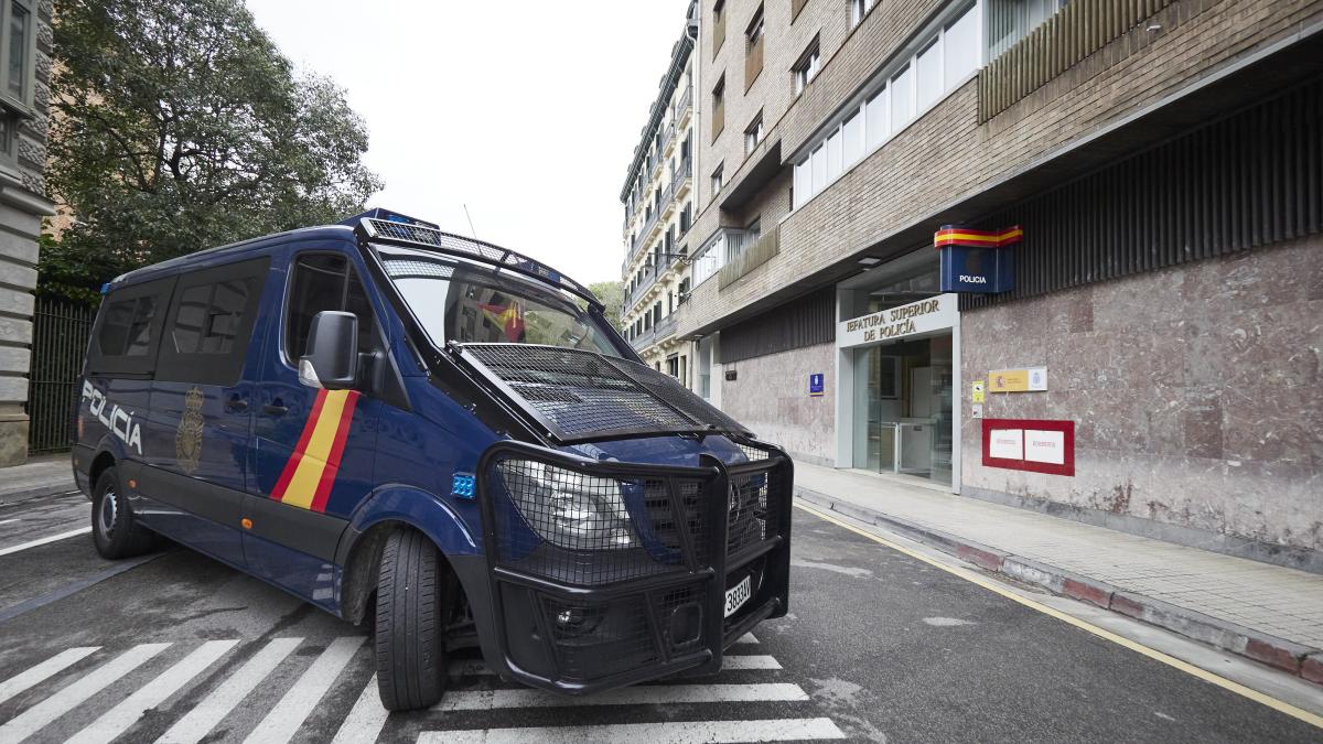 Un furgón de la Policía Nacional en la comisaría de Pamplona. Foto: Eduardo Sanz (Europa Press)