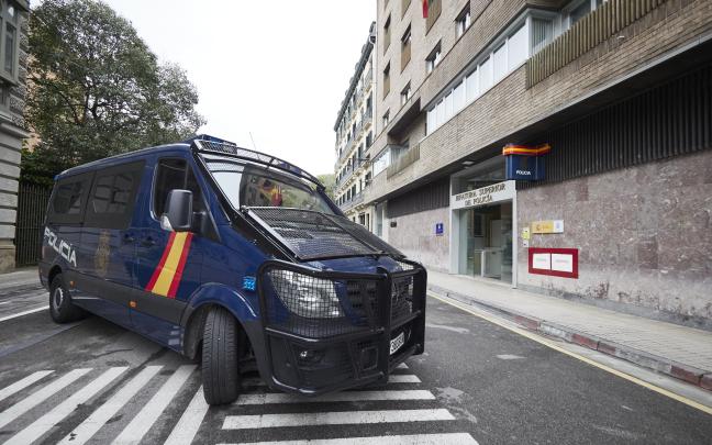 Un furgón de la Policía Nacional en la comisaría de Pamplona. Foto: Eduardo Sanz (Europa Press)