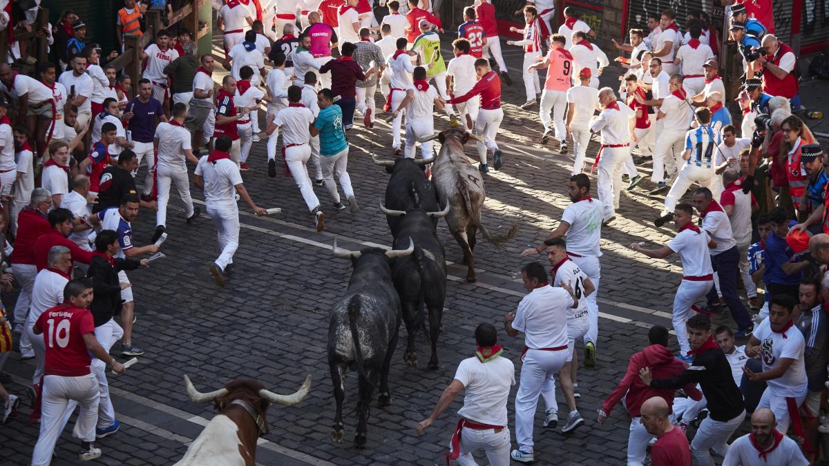 Corredores durante el último encierro de las fiestas de San Fermín de 2023. Foto: Eduardo Sanz / Europa Press