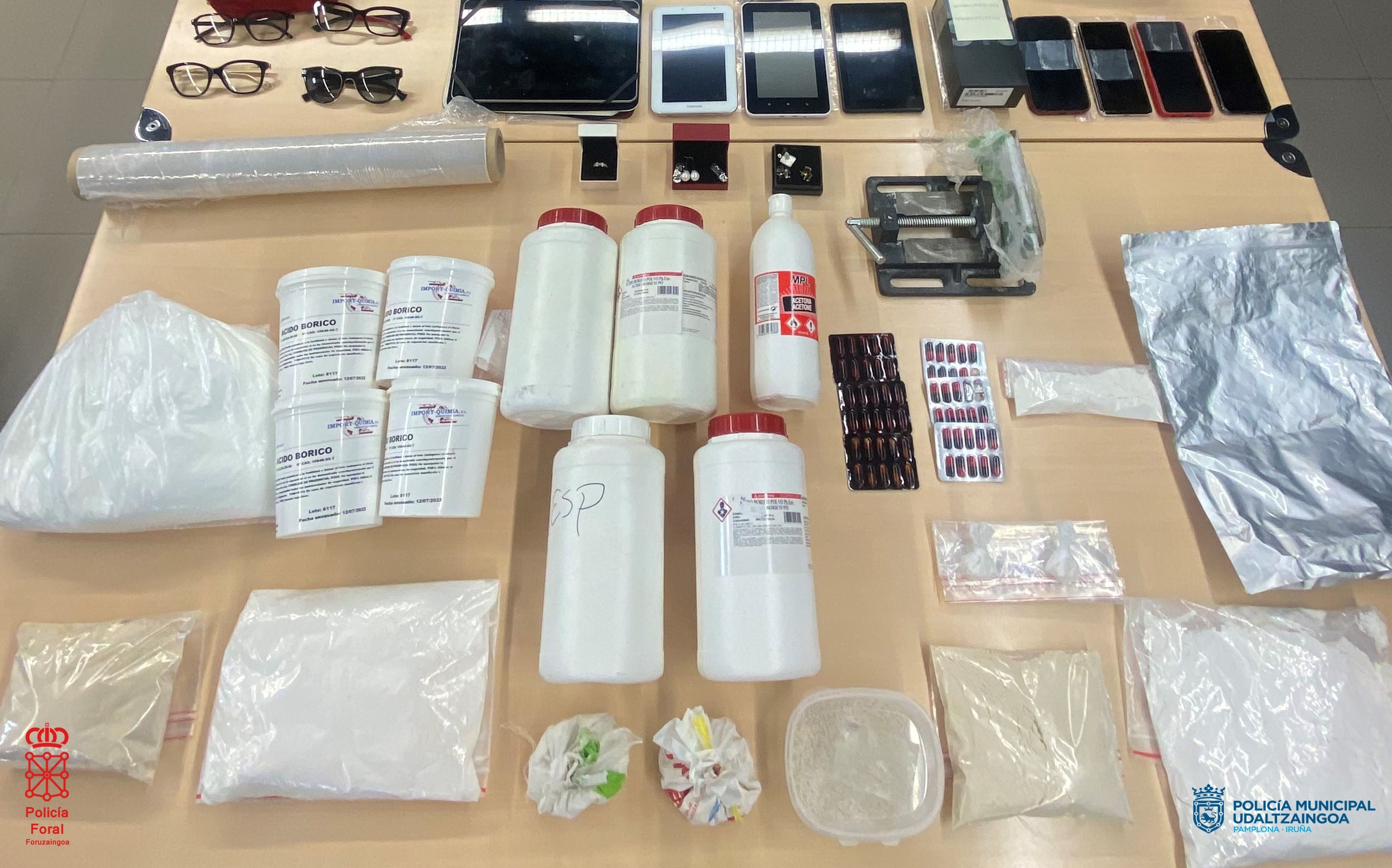 Material intervenido a dos detenidos por presunto tráfico de drogas en Pamplona y la Comarca. Foto: Policía Foral