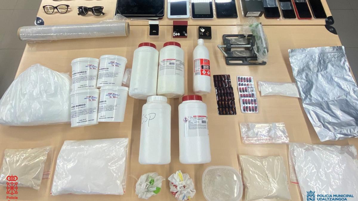 Material intervenido a dos detenidos por presunto tráfico de drogas en Pamplona y la Comarca. Foto: Policía Foral