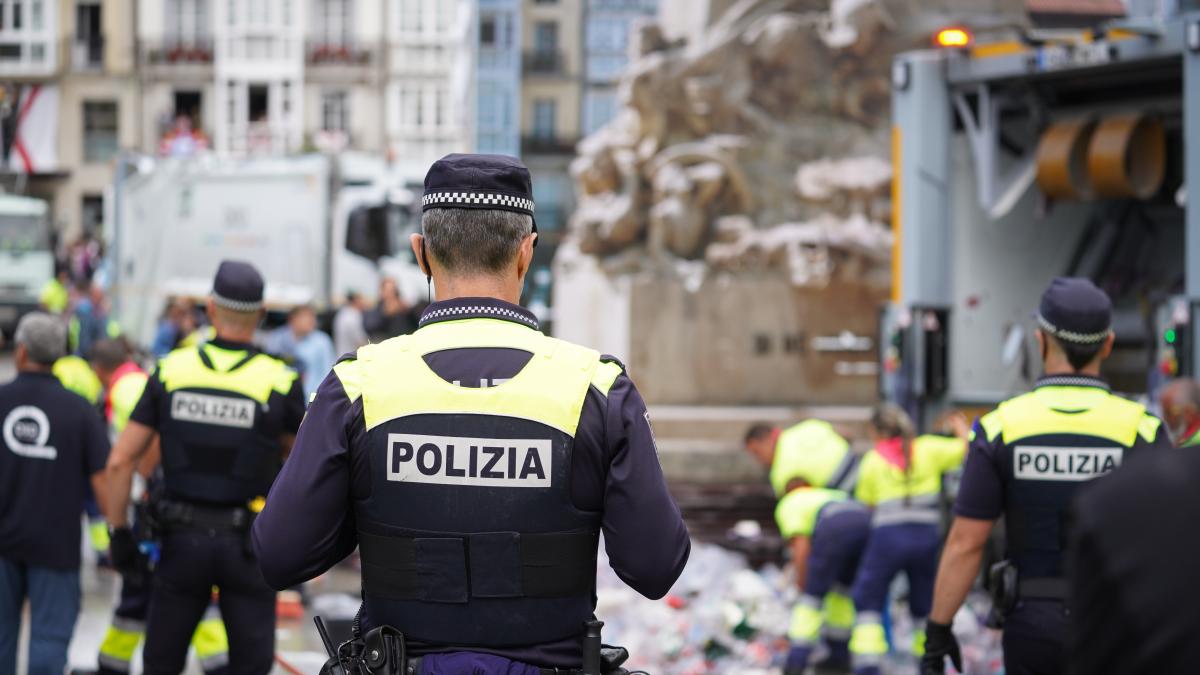 Policía municipal de Gasteiz durante el inicio de La Blanca. EP