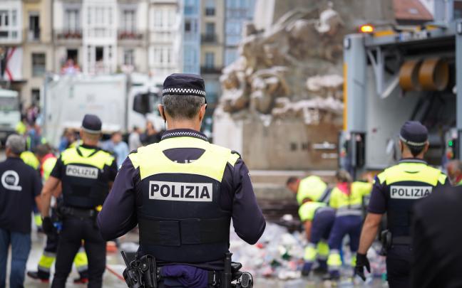 Policía municipal de Gasteiz durante el inicio de La Blanca. EP