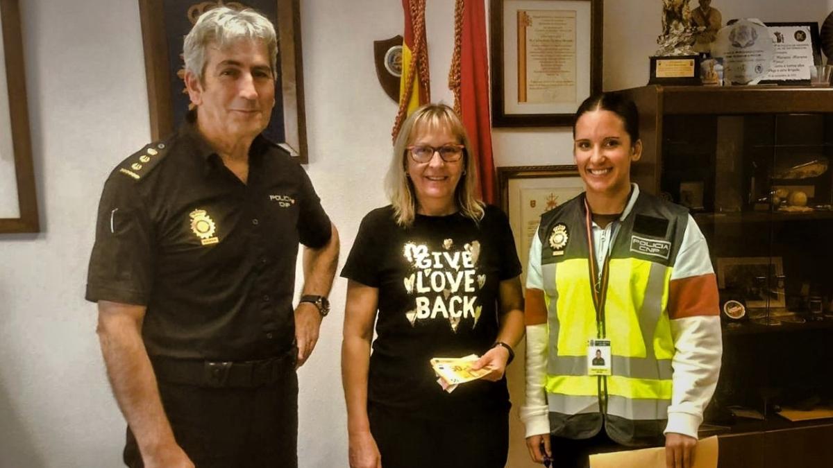 Imagen de la entrega del dinero a la vecina que se lo encontró hace dos años en un cajero. Foto: Policía Nacional