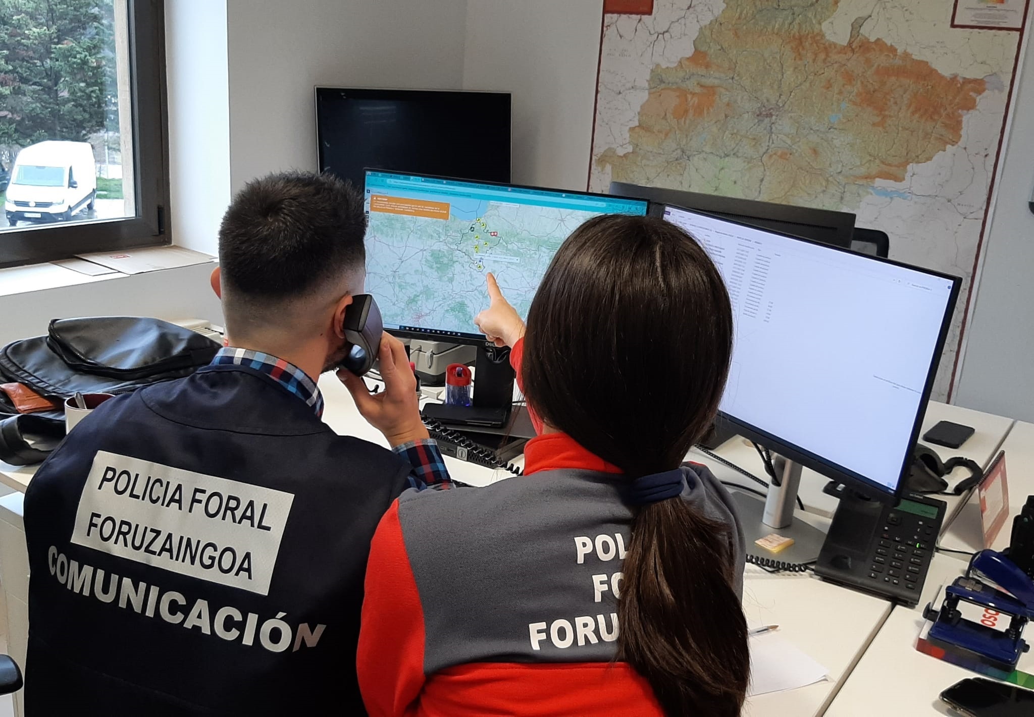 Agentes de la Policía Foral recopilan información sobre el caso. Foto: Policía Foral