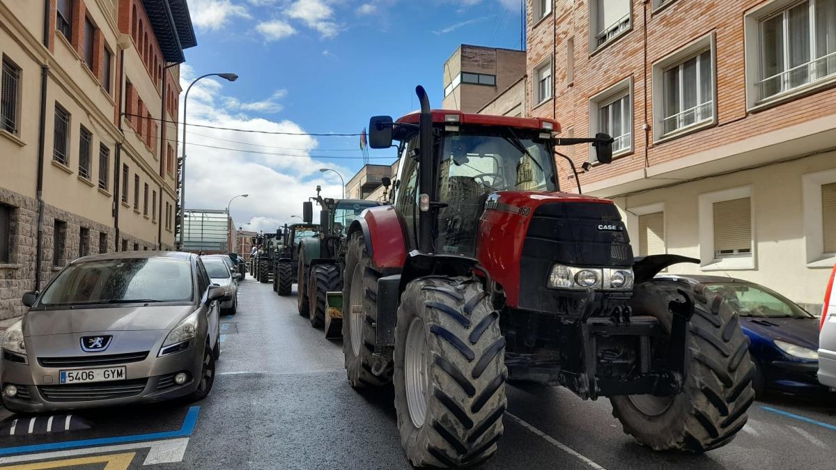 Tractores junto del departamento de Desarrollo Rural del Gobierno foral. Foto: Europa Press