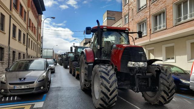 Tractores junto del departamento de Desarrollo Rural del Gobierno foral. Foto: Europa Press