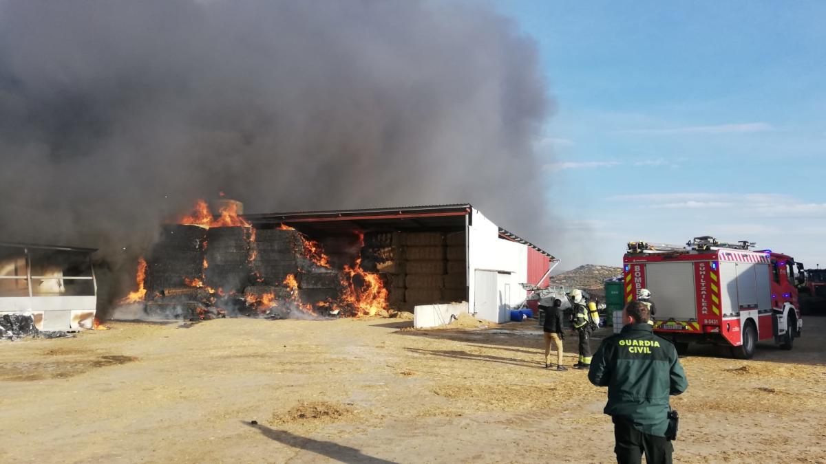 Imagen del incendio en una granja de Artajona. Foto: Guardia Civil