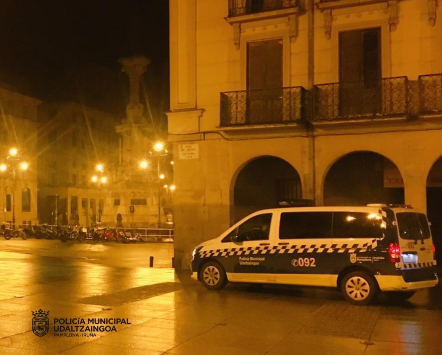 Un vehículo de la Policía Municipal, en la plaza del Castillo. Foto: Policía Municipal de Pamplona