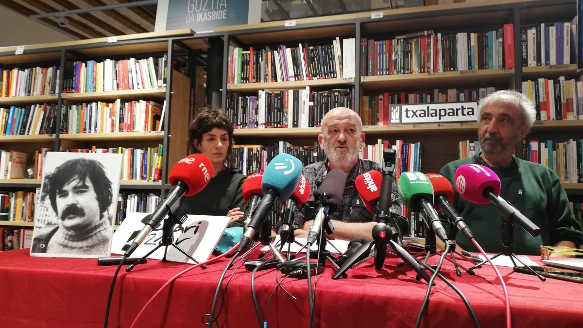 Eneko Etxeberria, hermanos de Jose Miguel Etxeberria Alvarez 'Naparra' e Iñaki Egaña, investigador e historiador, en la rueda de prensa en la que han informado de la nueva búsqueda del cuerpo de Jose Miguel Etxeberria 'Naparra'. Foto: Europa Press