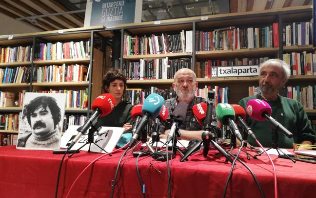 Eneko Etxeberria, hermanos de Jose Miguel Etxeberria Alvarez 'Naparra' e Iñaki Egaña, investigador e historiador, en la rueda de prensa en la que han informado de la nueva búsqueda del cuerpo de Jose Miguel Etxeberria 'Naparra'. Foto: Europa Press Eneko Etxeberria, hermanos de Jose Miguel Etxeberria Alvarez 'Naparra' e Iñaki Egaña, investigador e historiador, en la rueda de prensa en la que han informado de la nueva búsqueda del cuerpo de Jose Miguel Etxeberria 'Naparra'. Foto: Europa Press