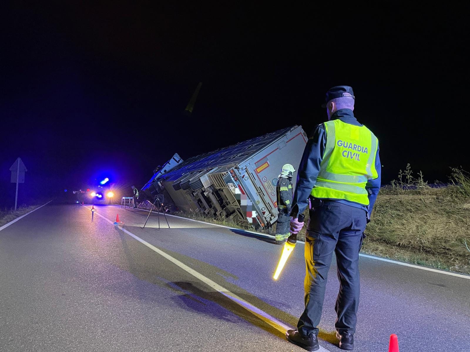 Imagen del camión accidentado. Foto: Guardia Civil de Navarra