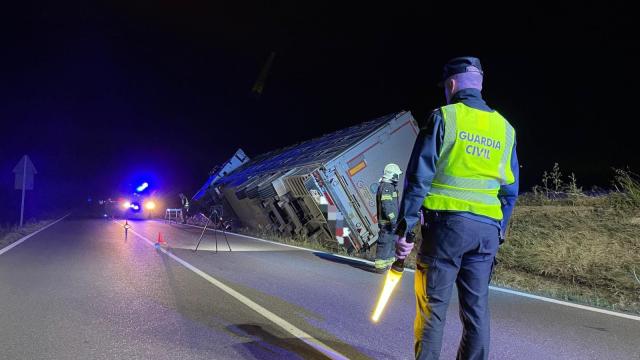 Imagen del camión accidentado. Foto: Guardia Civil de Navarra