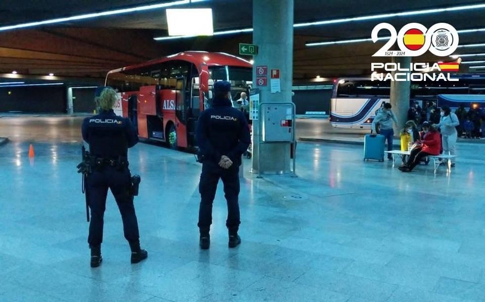 Agentes de la Policía Nacional en la estación de autobuses de Pamplona. Foto: Policía Nacional