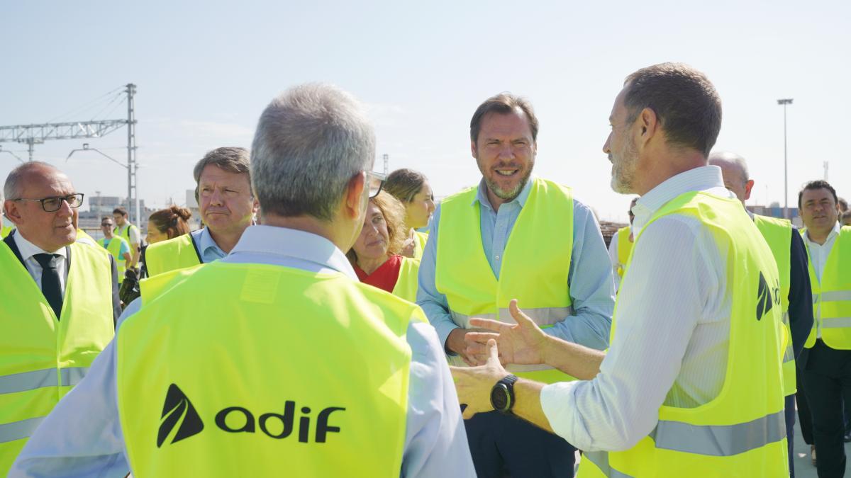  El secretario de Estado de Transportes y Movilidad Sostenible, José Antonio Santano; el ministro de Transportes y Movilidad Sostenible, Óscar Puente; y el presidente de la E. P. E. Administrador de Infraestructuras Ferroviarias, Ángel Contreras, visitan el Centro Logístico de Júndiz. Foto: Iñaki Berasaluce / Europa Press