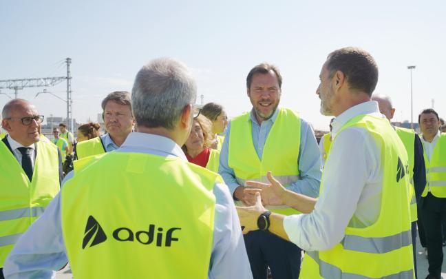  El secretario de Estado de Transportes y Movilidad Sostenible, José Antonio Santano; el ministro de Transportes y Movilidad Sostenible, Óscar Puente; y el presidente de la E. P. E. Administrador de Infraestructuras Ferroviarias, Ángel Contreras, visitan el Centro Logístico de Júndiz. Foto: Iñaki Berasaluce / Europa Press