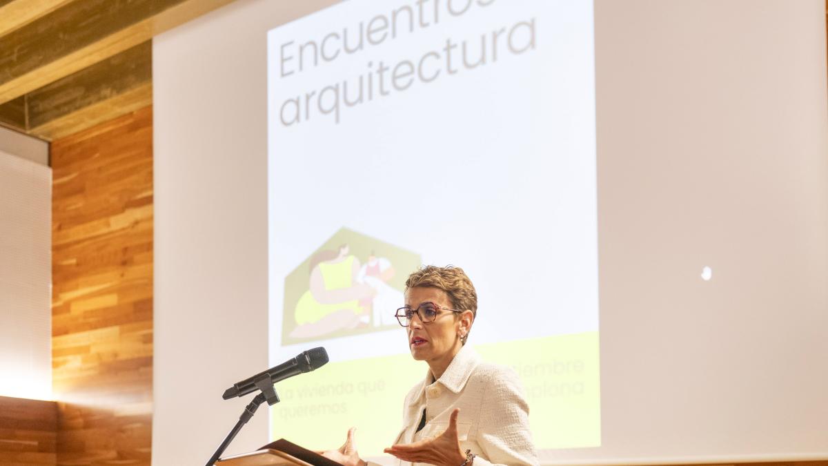 La presidenta Chivite, en un momento de su intervención durante la apertura de la primera edición de los Encuentros de Arquitectura, organizados por la Fundación Arquitectura y Sociedad. Foto: Gobierno de Navarra