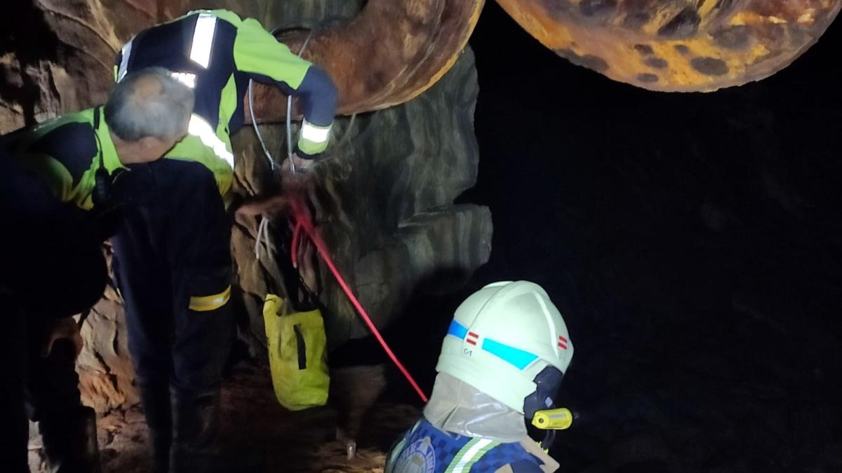Rescatado en el Peine del viento de San Sebastián un varón que se había escondido entre las rocas / Guardia Municipal de Donostia