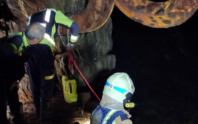 Rescatado en el Peine del viento de San Sebastián un varón que se había escondido entre las rocas / Guardia Municipal de Donostia