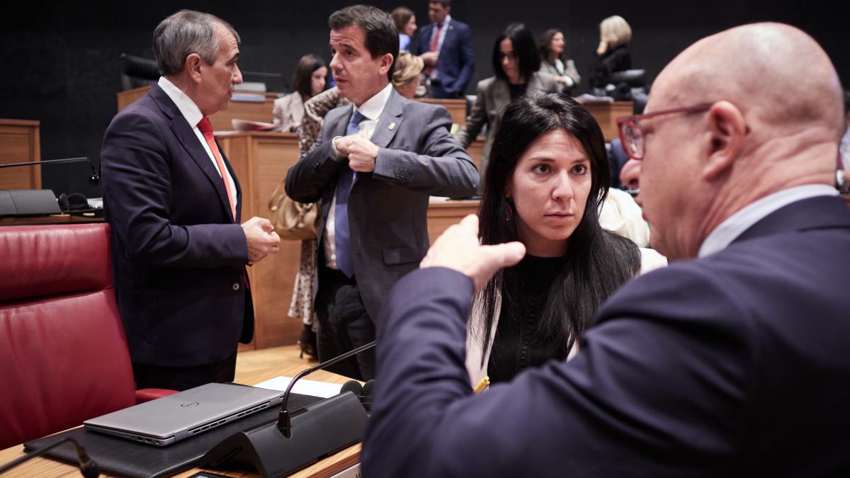 La parlamentaria de Geroa Bai Itxaso Soto conversa con el consejero de Educación del Gobierno de Navarra, Carlos Gimeno, en el Parlamento de Navarra durante el Debate del Estado de la Comunidad. EP
