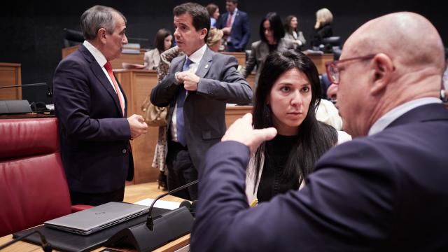 La parlamentaria de Geroa Bai Itxaso Soto conversa con el consejero de Educación del Gobierno de Navarra, Carlos Gimeno, en el Parlamento de Navarra durante el Debate del Estado de la Comunidad. EP