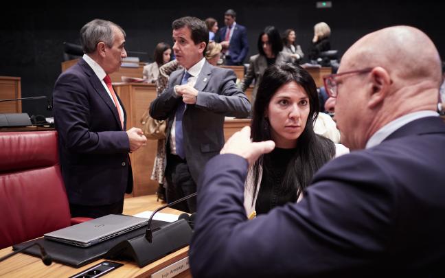 La parlamentaria de Geroa Bai Itxaso Soto conversa con el consejero de Educación del Gobierno de Navarra, Carlos Gimeno, en el Parlamento de Navarra durante el Debate del Estado de la Comunidad. EP